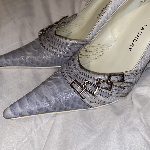 Gorgeous Chinese Laundry gray snake pointy toe heels - Picture 6 of 7